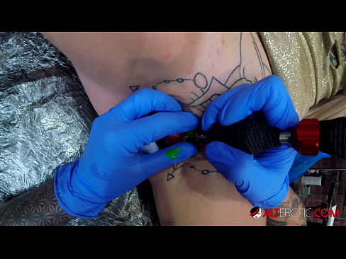 ❤️ Ekstreem tattooed hottie Sully Savage krige in tattoo op har klitoris ❤️❌ Fuckfideo op fy.tukifporno.ru ☑